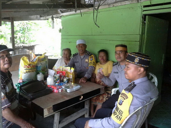 Disantuni Polsek Payung Sekaki, Sugiatun: Terima Kasih Pak Polisi